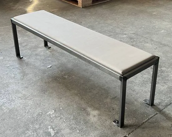 Polstret Metallbenk fra Met-Lak Polstret Metallbenk fra Met-Lak